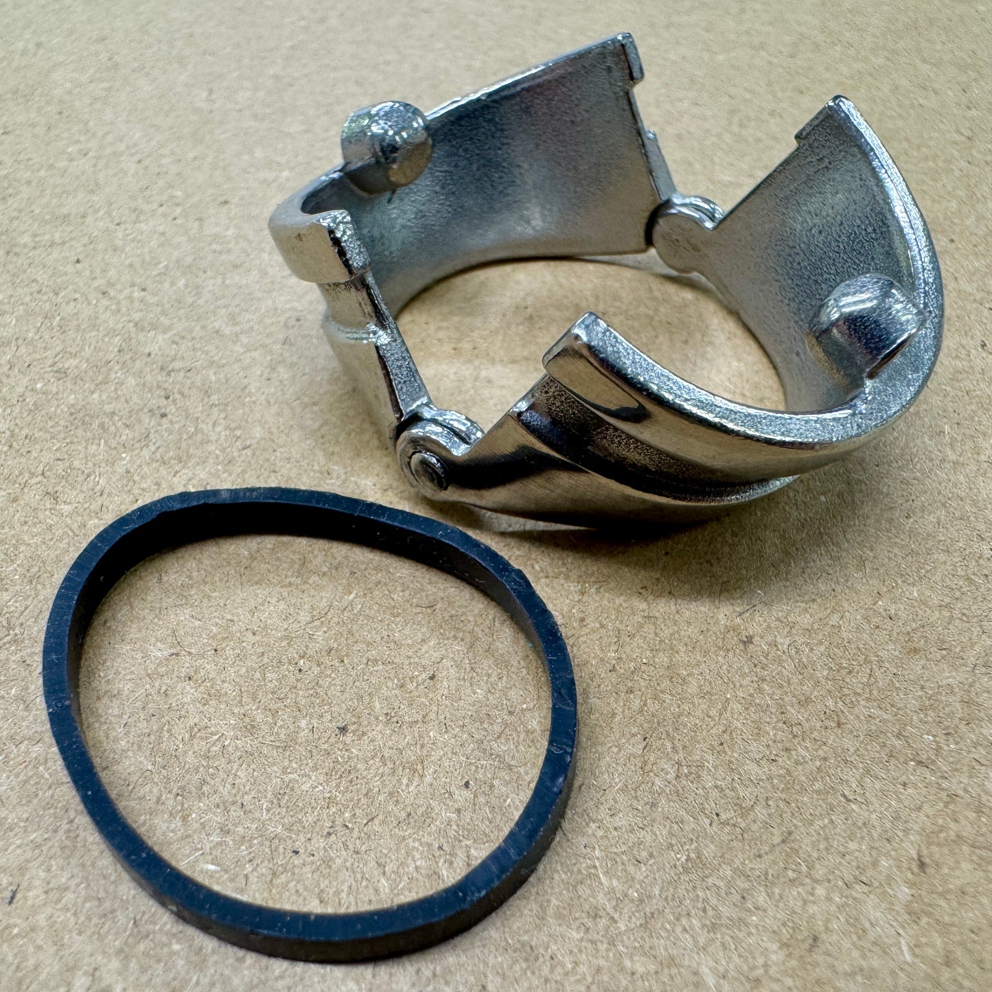 Severne Hinged Collar Set RDM